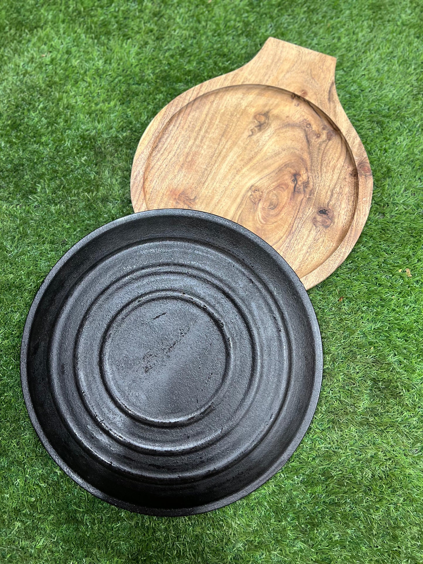 Sizzler 12.5" (31 CM) Round 2in1, Cast Iron Krucible Kitchen