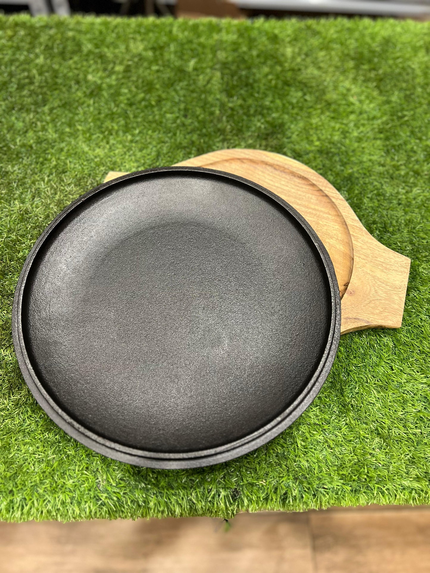 Sizzler 12.5" (31 CM) Round 2in1, Cast Iron Krucible Kitchen